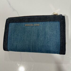 Preloved Michael Kors Blue Denim Zip Wallet, very good condition💞